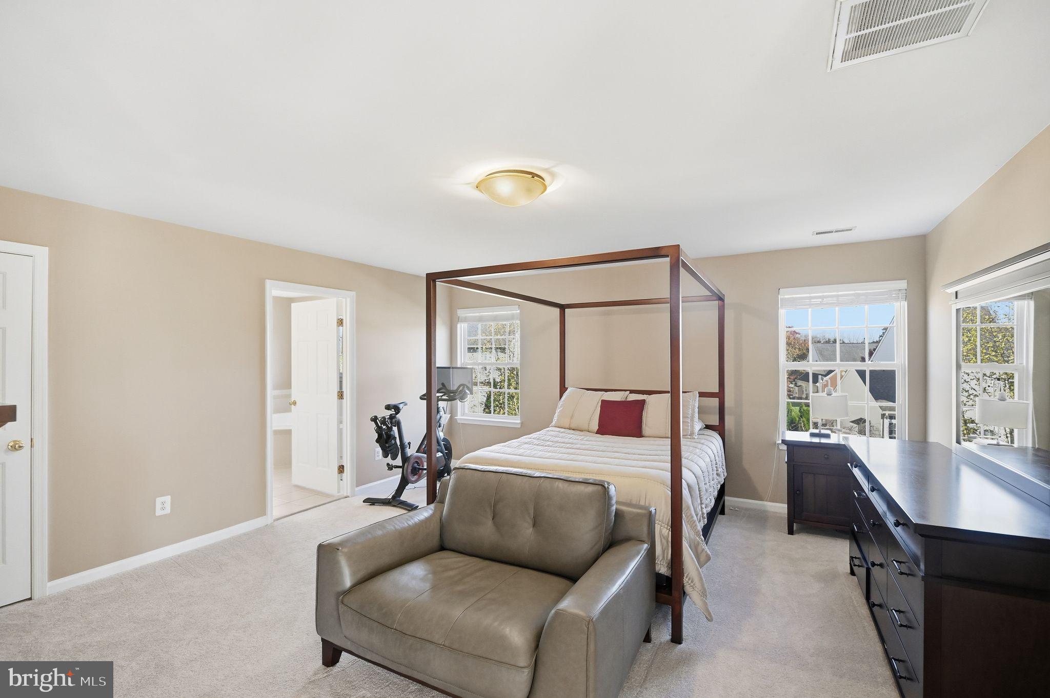 6837 Rathbone Place Gainesville, VA 20155 - Photo 23 of 44 Large and airy main bedroom