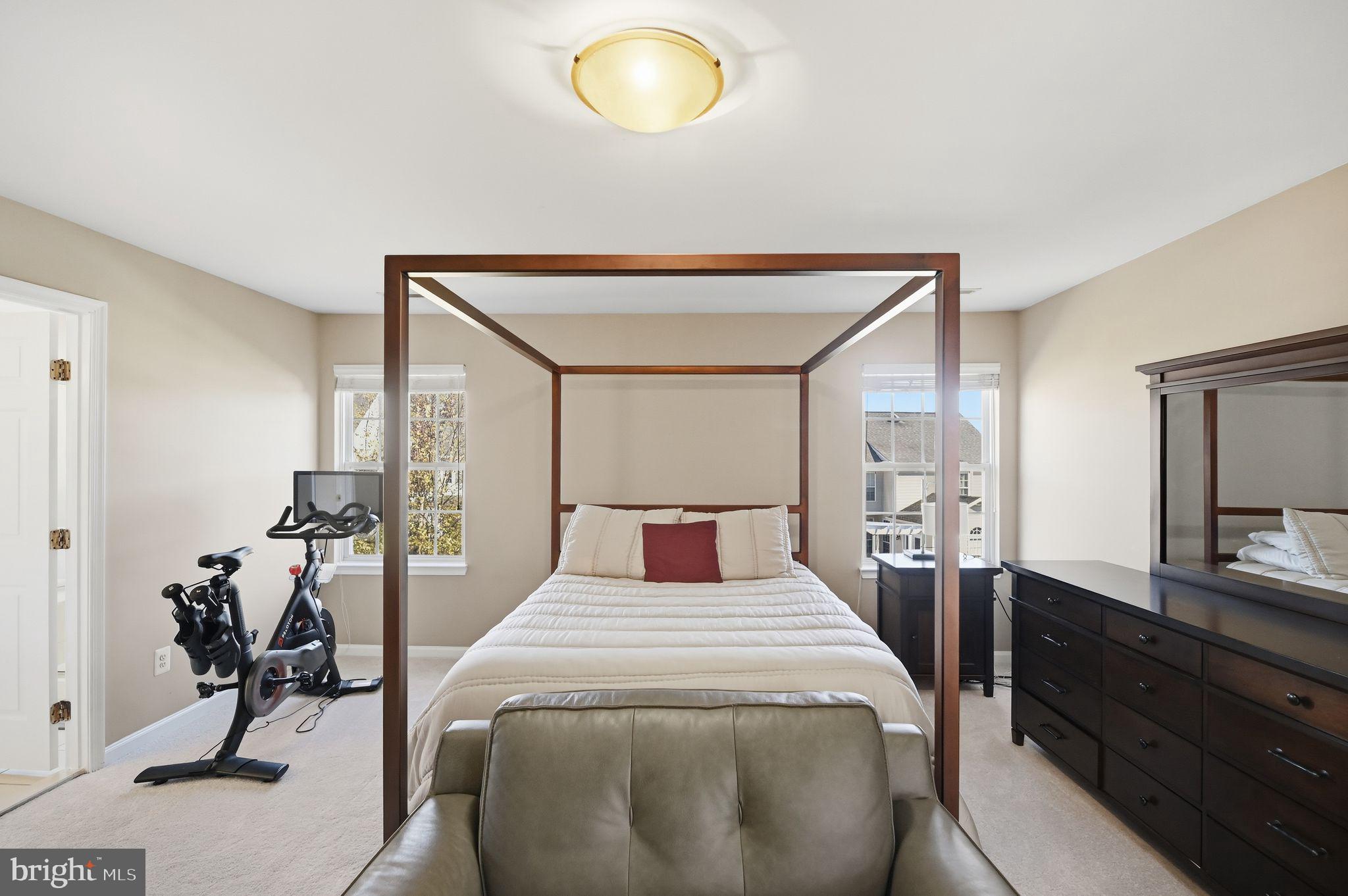 6837 Rathbone Place Gainesville, VA 20155 - Photo 33 of 44 Large and airy main bedroom