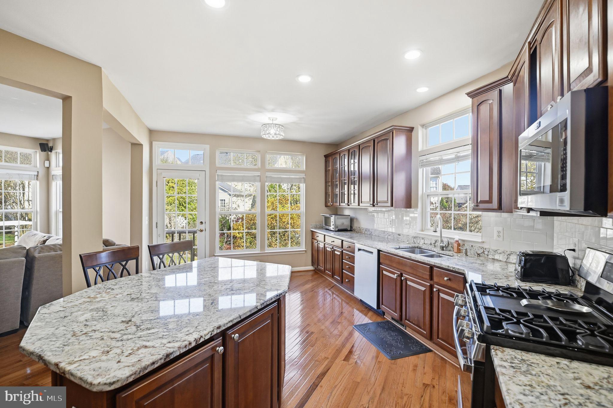 6837 Rathbone Place Gainesville, VA 20155 - Photo 4 of 44 Contemporary and open Kitchen