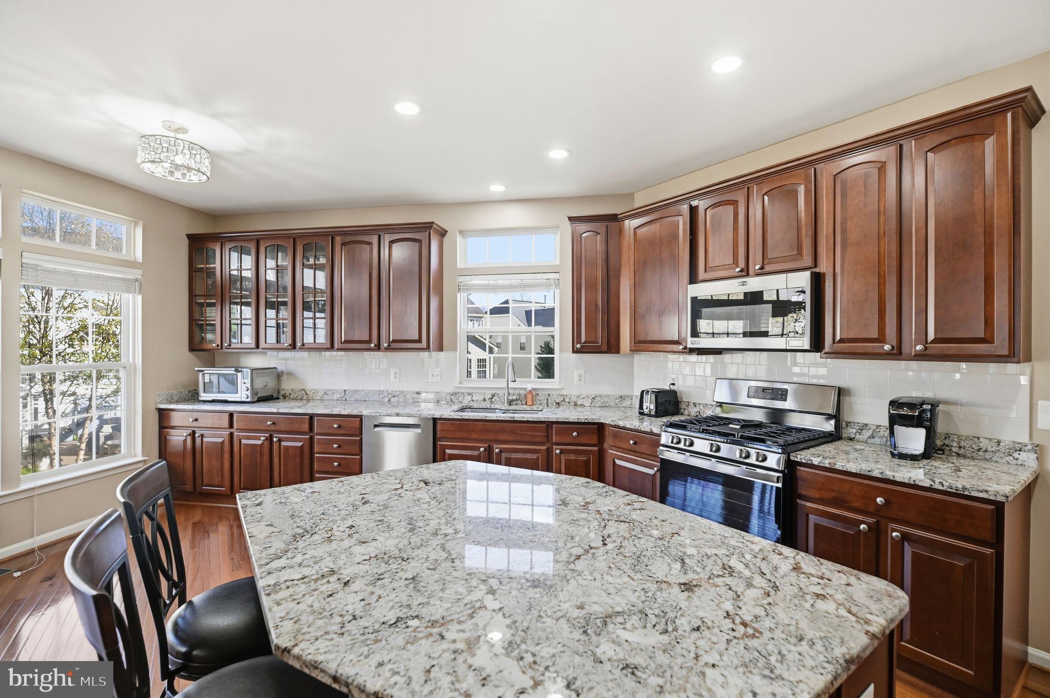 6837 Rathbone Place Gainesville, VA 20155 - Photo 5 of 44 Contemporary and open Kitchen