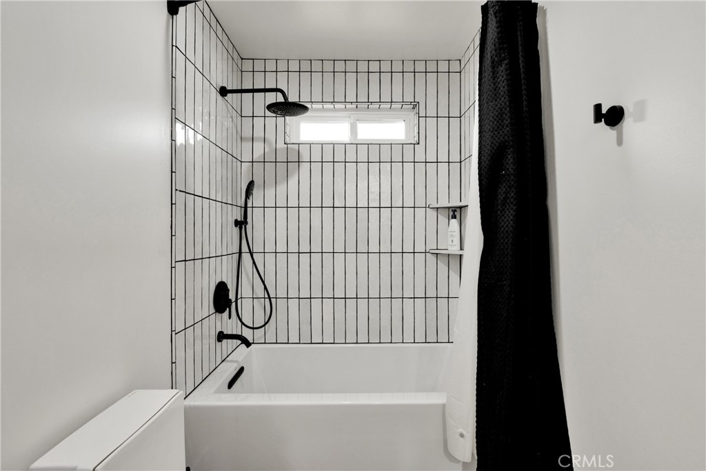 2128 Pheasant Road Wrightwood, CA 92397 - Photo 27 of 52 a bathroom with a bathtub