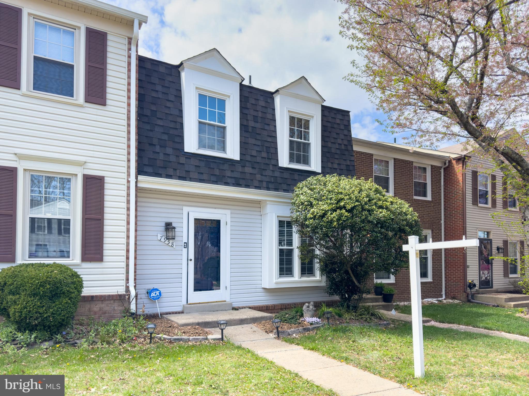 7958 Forest Path Way Springfield, VA 22153 - Photo 8 of 32 Gallery Image 8