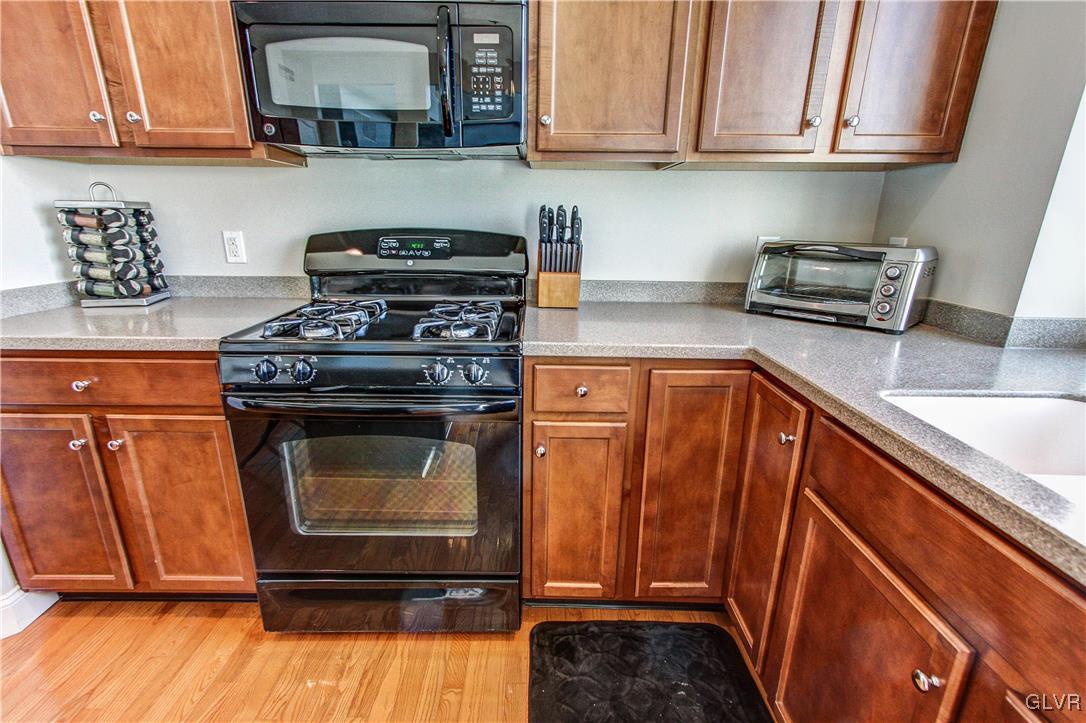 8935 Pathfinder Road Breinigsville, PA 18031 - Photo 28 of 50 Kitchen with 4 burner gas range