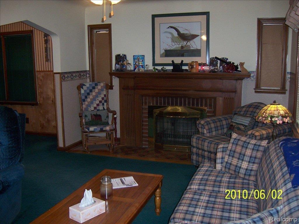 78 Chestnut Street River Rouge, MI 48218 - Photo 7 of 15 LIVING ROOM