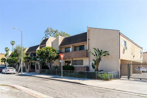 $1,800 | 17900 Sherman Way, Unit 320, Reseda, CA 91335