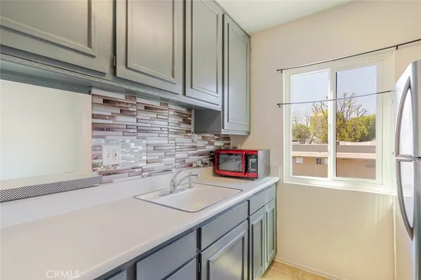 $1,800 | 17900 Sherman Way, Unit 320, Reseda, CA 91335