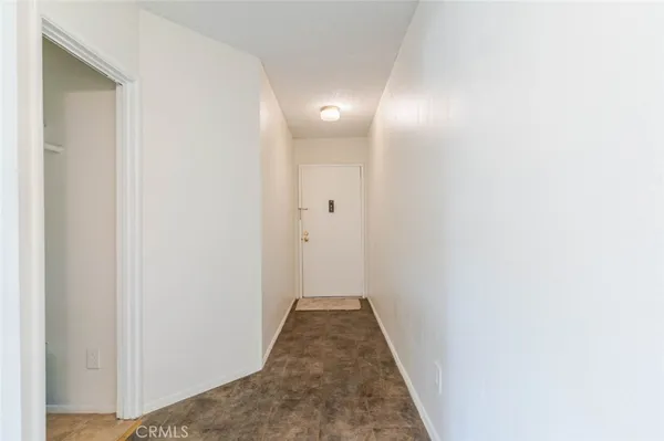 $1,800 | 17900 Sherman Way, Unit 320, Reseda, CA 91335