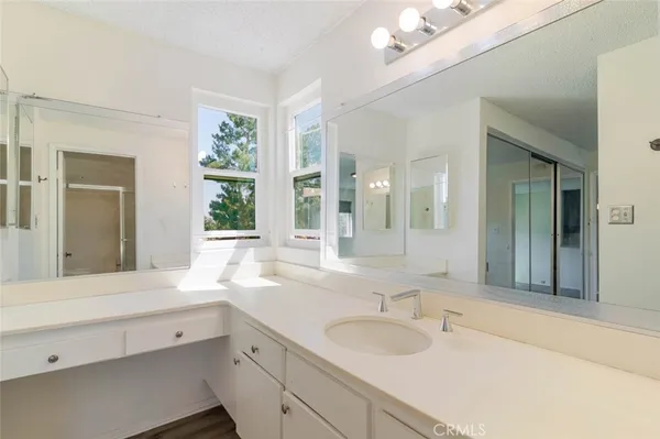 $1,800 | 17900 Sherman Way, Unit 320, Reseda, CA 91335