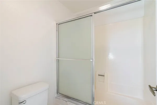 $1,800 | 17900 Sherman Way, Unit 320, Reseda, CA 91335