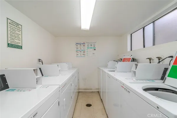 $1,800 | 17900 Sherman Way, Unit 320, Reseda, CA 91335