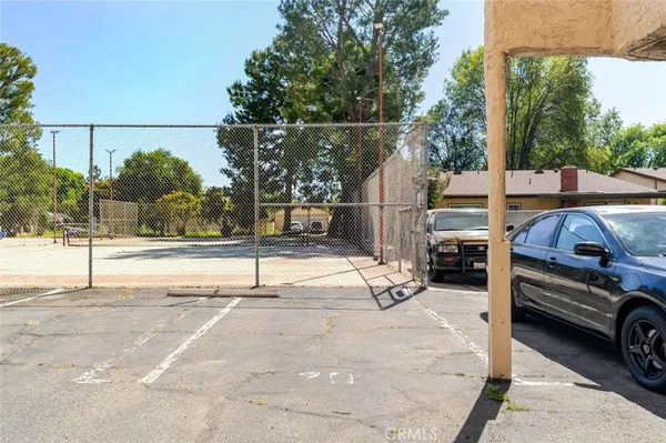 $1,800 | 17900 Sherman Way, Unit 320, Reseda, CA 91335