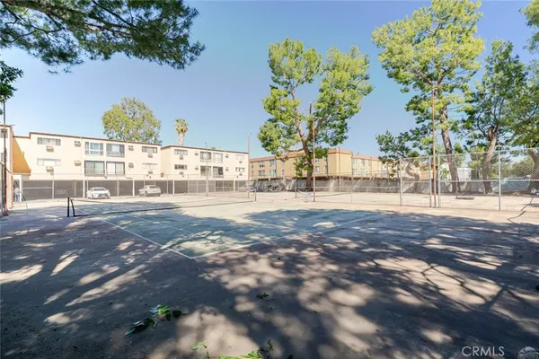 $1,800 | 17900 Sherman Way, Unit 320, Reseda, CA 91335