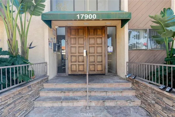 $1,800 | 17900 Sherman Way, Unit 320, Reseda, CA 91335
