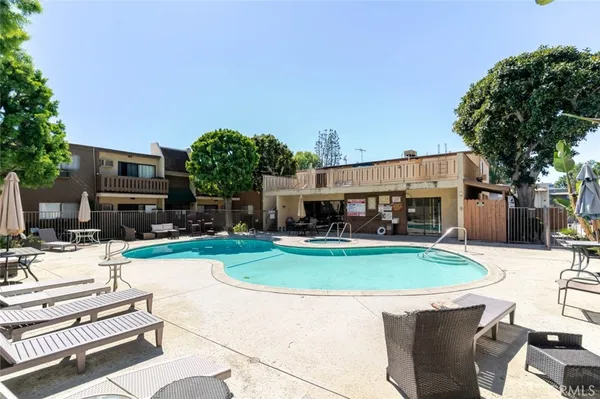 $1,800 | 17900 Sherman Way, Unit 320, Reseda, CA 91335