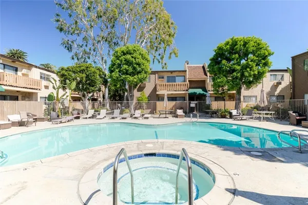 $1,800 | 17900 Sherman Way, Unit 320, Reseda, CA 91335