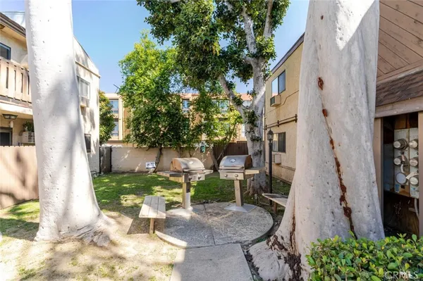 $1,800 | 17900 Sherman Way, Unit 320, Reseda, CA 91335