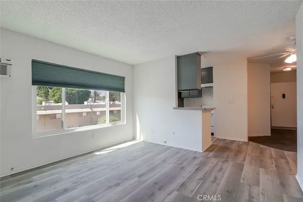 $1,800 | 17900 Sherman Way, Unit 320, Reseda, CA 91335