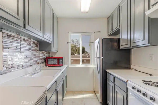 $1,800 | 17900 Sherman Way, Unit 320, Reseda, CA 91335