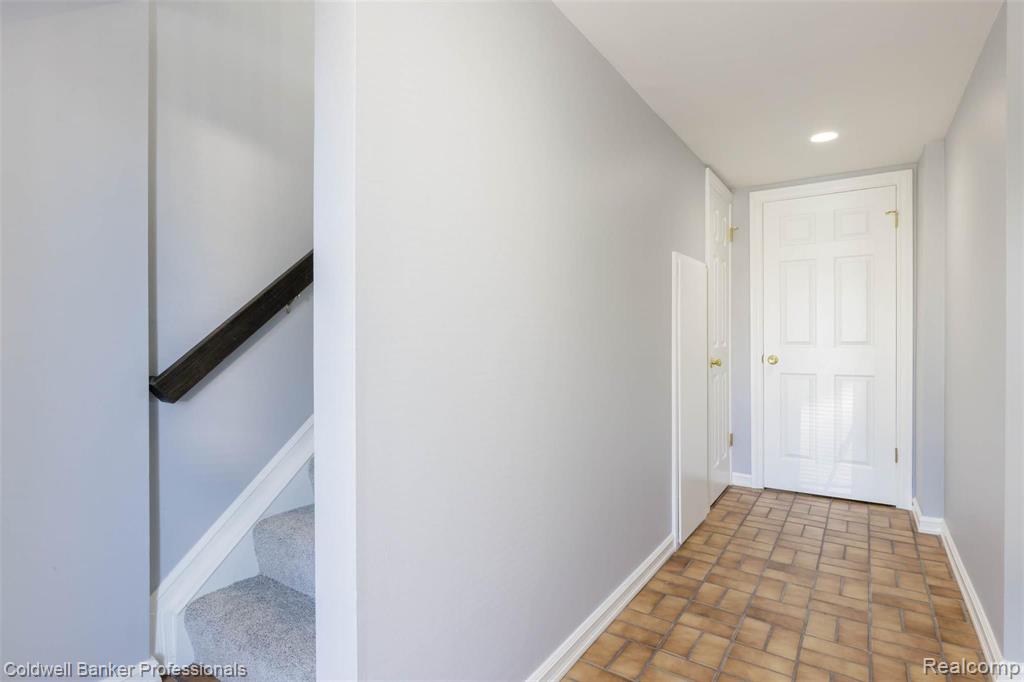 815 Oak Brook Ridge Drive Rochester Hills, MI 48307 - Photo 2 of 23