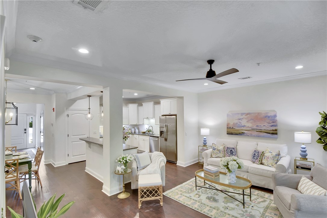 607 Mariners Circle St. Simons Island, GA 31522 - Photo 13 of 33 Living Room