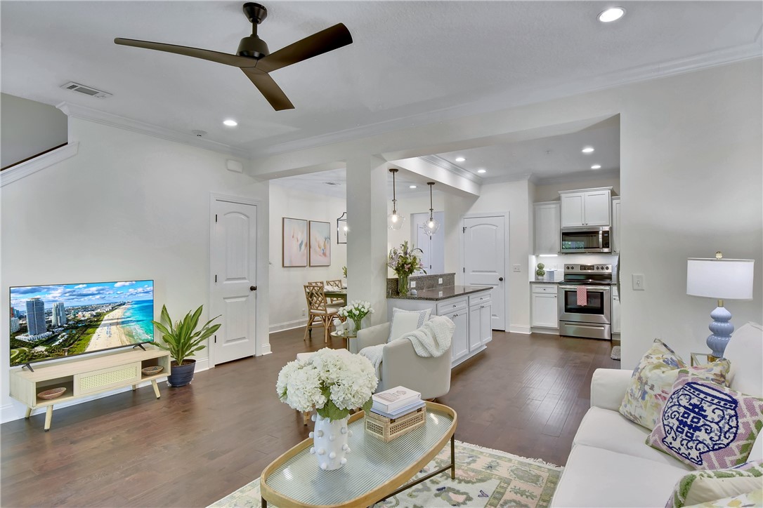 607 Mariners Circle St. Simons Island, GA 31522 - Photo 14 of 33 Living Room