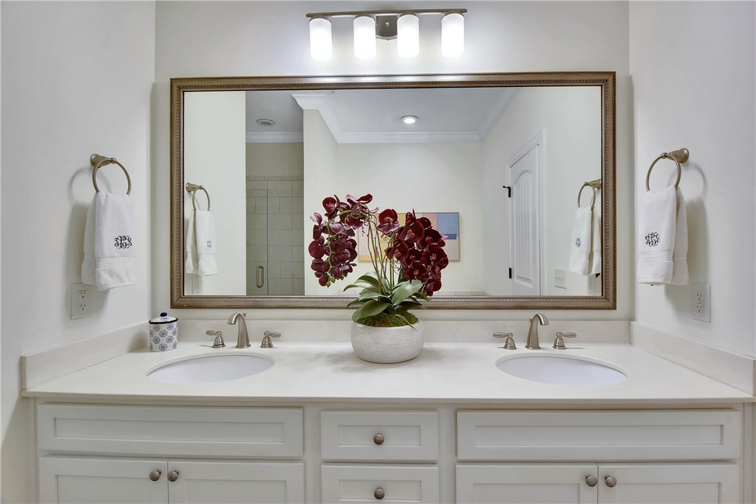 607 Mariners Circle St. Simons Island, GA 31522 - Photo 21 of 33 Primary Bathroom