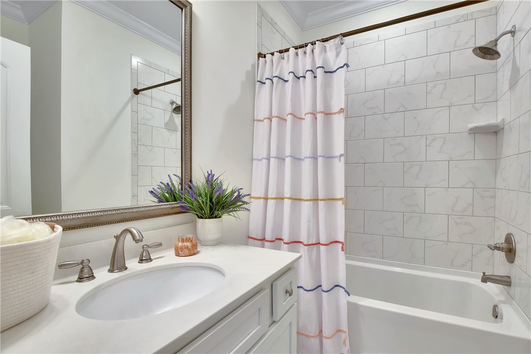 607 Mariners Circle St. Simons Island, GA 31522 - Photo 26 of 33 Guest Full Bath upstairs