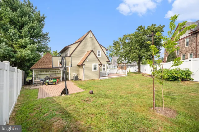 a view of a house with backyard and tree