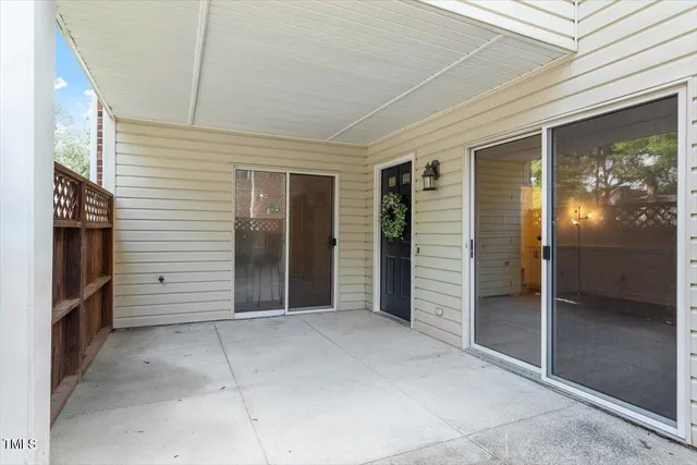 a view of entryway with window