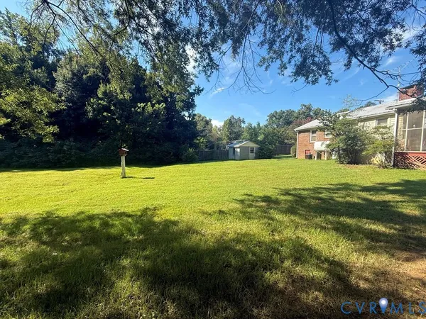 a view of yard with trees