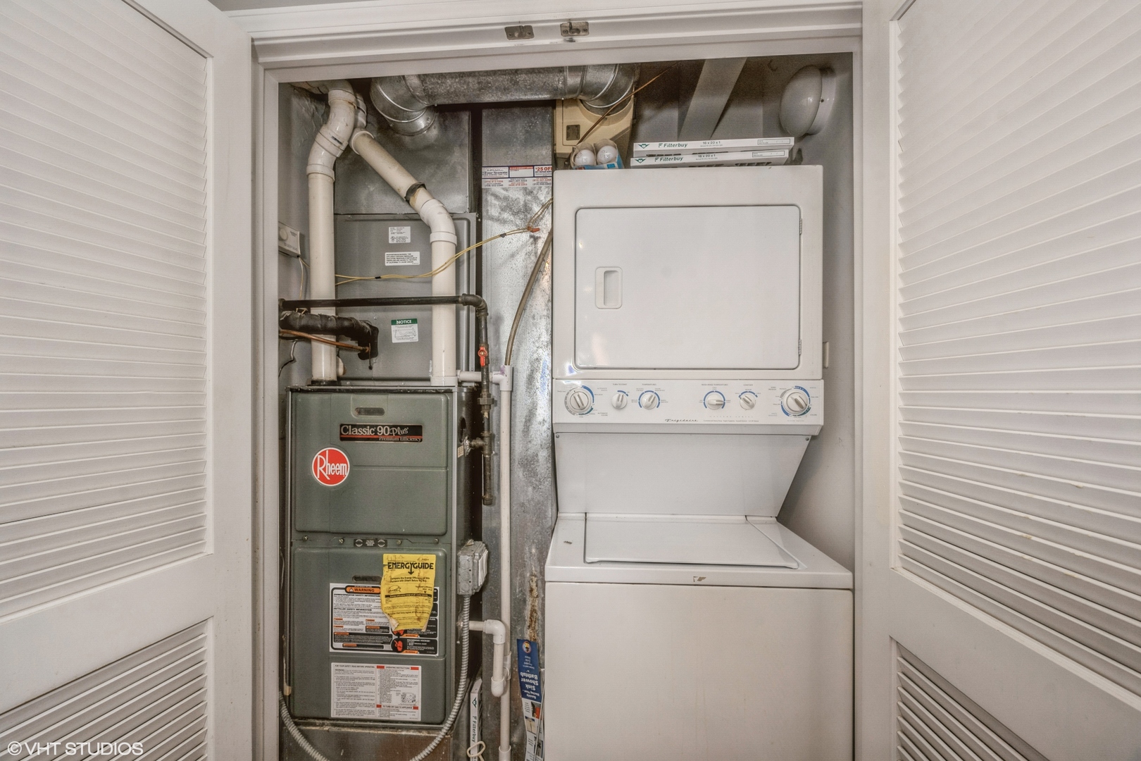 1750 West Rascher Avenue, Unit 2 Chicago, IL 60640 - Photo 10 of 11 a utility room with dryer and washer