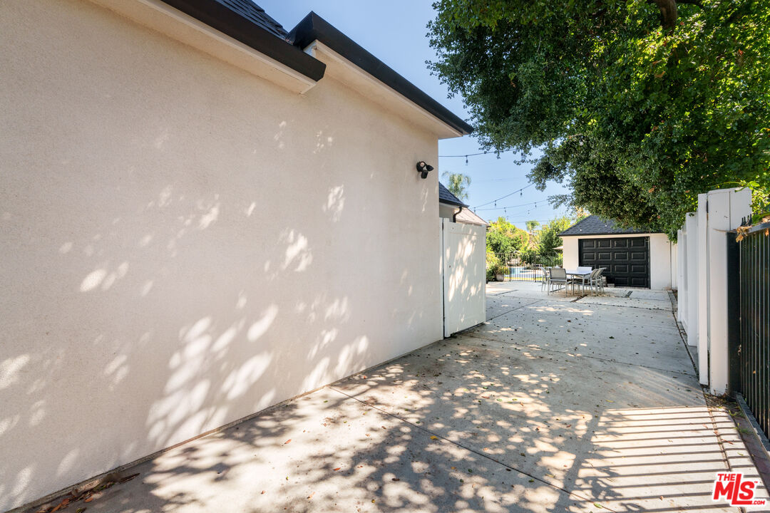 11202 Kling Street North Hollywood, CA 91602 - Photo 18 of 18 a view of a back yard of the house