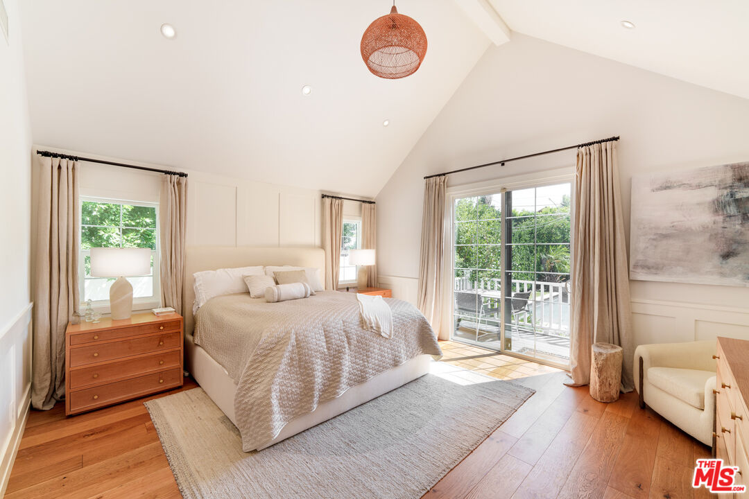 11202 Kling Street North Hollywood, CA 91602 - Photo 7 of 18 a bedroom with a large bed and a window