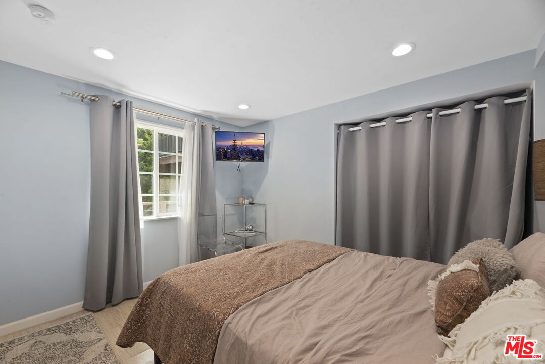 641 Walther Way Los Angeles, CA 90049 - Photo 48 of 53 a bedroom with a bed and a window