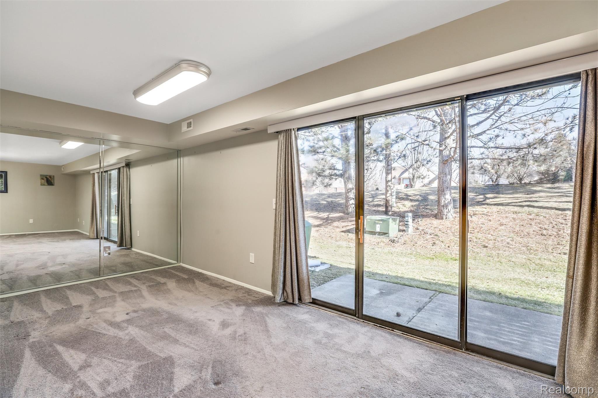 27374 Evergreen Road, Unit 4 Southfield, MI 48076 - Photo 5 of 26 27374 Evergreen Rd, Lathrup Village, MI 48076 - Dining and Living Room Combo