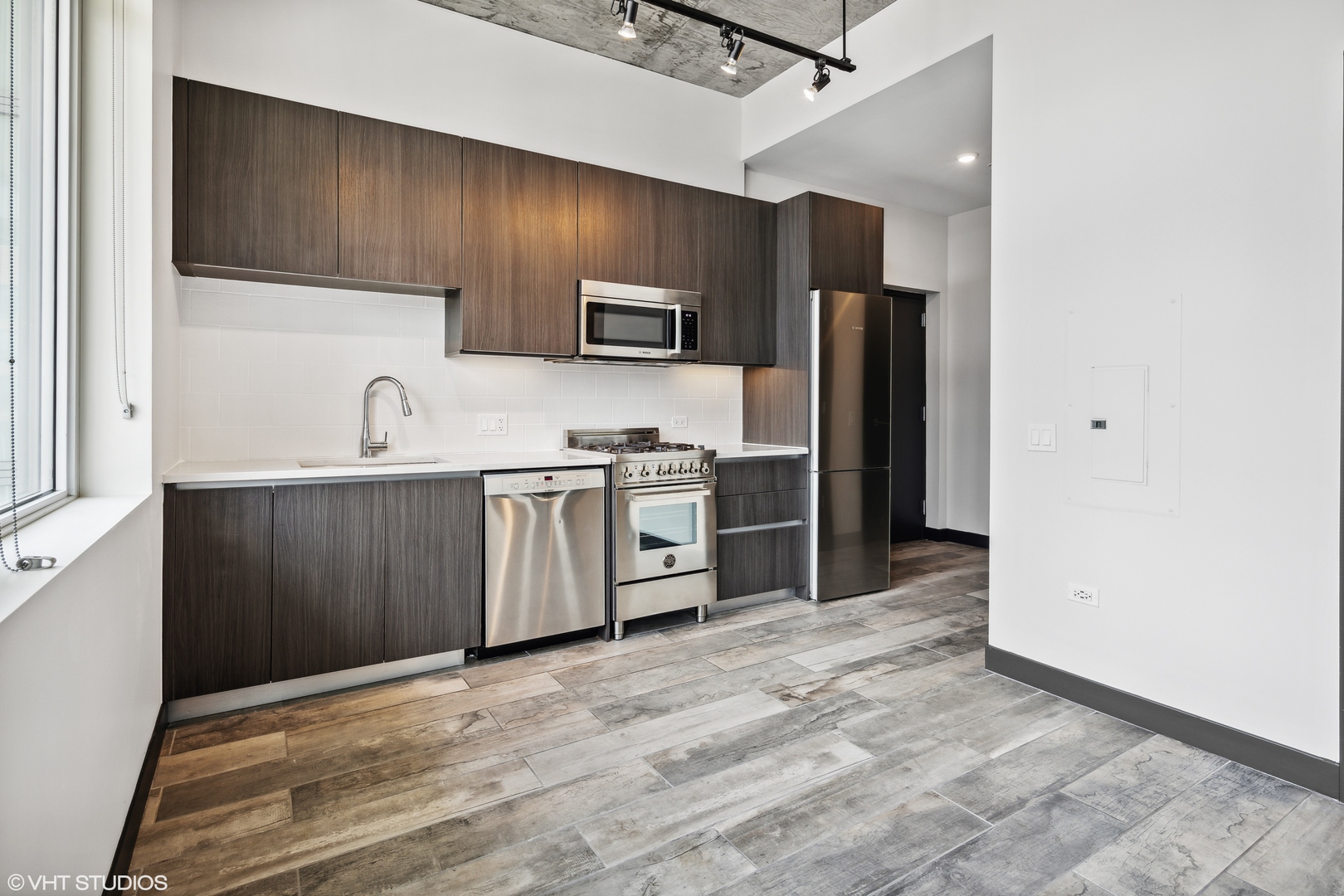 171 North Aberdeen Street, Unit 809 Chicago, IL 60607 - Photo 8 of 20 a kitchen with stainless steel appliances granite countertop a sink stove and refrigerator