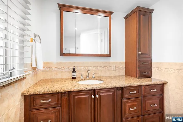 $975,000 | 16 Crossbrook Place, Livingston, NJ 07039