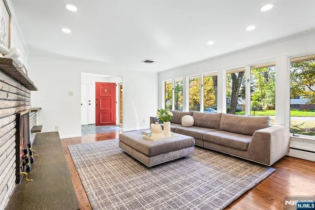 $975,000 | 16 Crossbrook Place, Livingston, NJ 07039