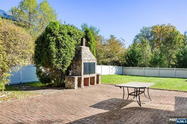 $975,000 | 16 Crossbrook Place, Livingston, NJ 07039