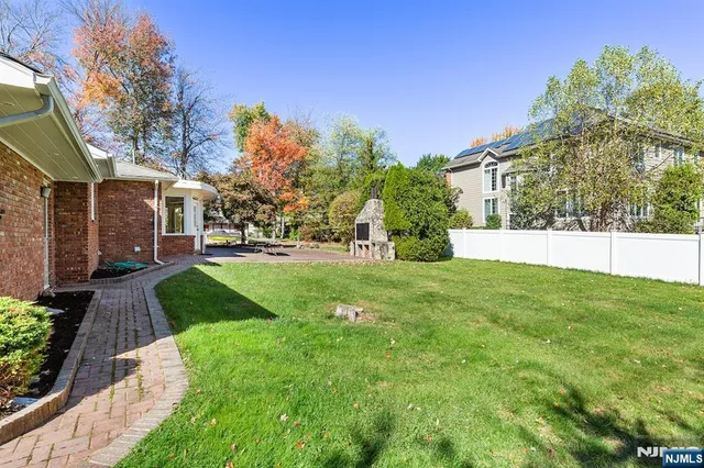 $975,000 | 16 Crossbrook Place, Livingston, NJ 07039