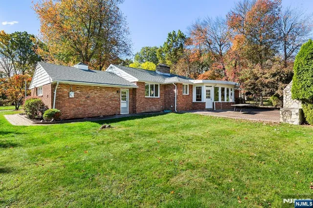 $975,000 | 16 Crossbrook Place, Livingston, NJ 07039