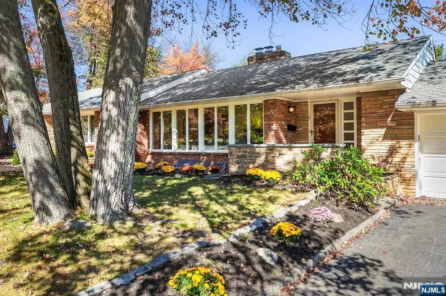 $975,000 | 16 Crossbrook Place, Livingston, NJ 07039