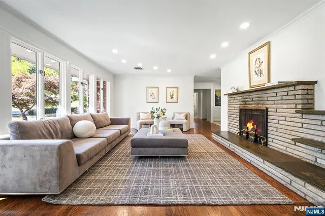 $975,000 | 16 Crossbrook Place, Livingston, NJ 07039