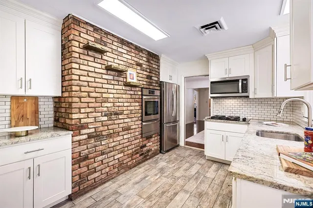 $975,000 | 16 Crossbrook Place, Livingston, NJ 07039