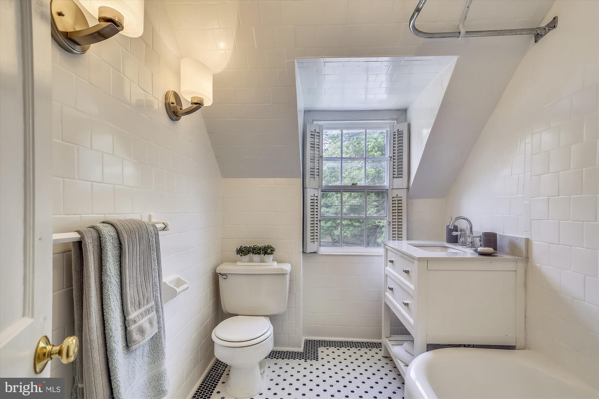 2705 Russell Road Alexandria, VA 22305 - Photo 27 of 45 Upper Level Bath