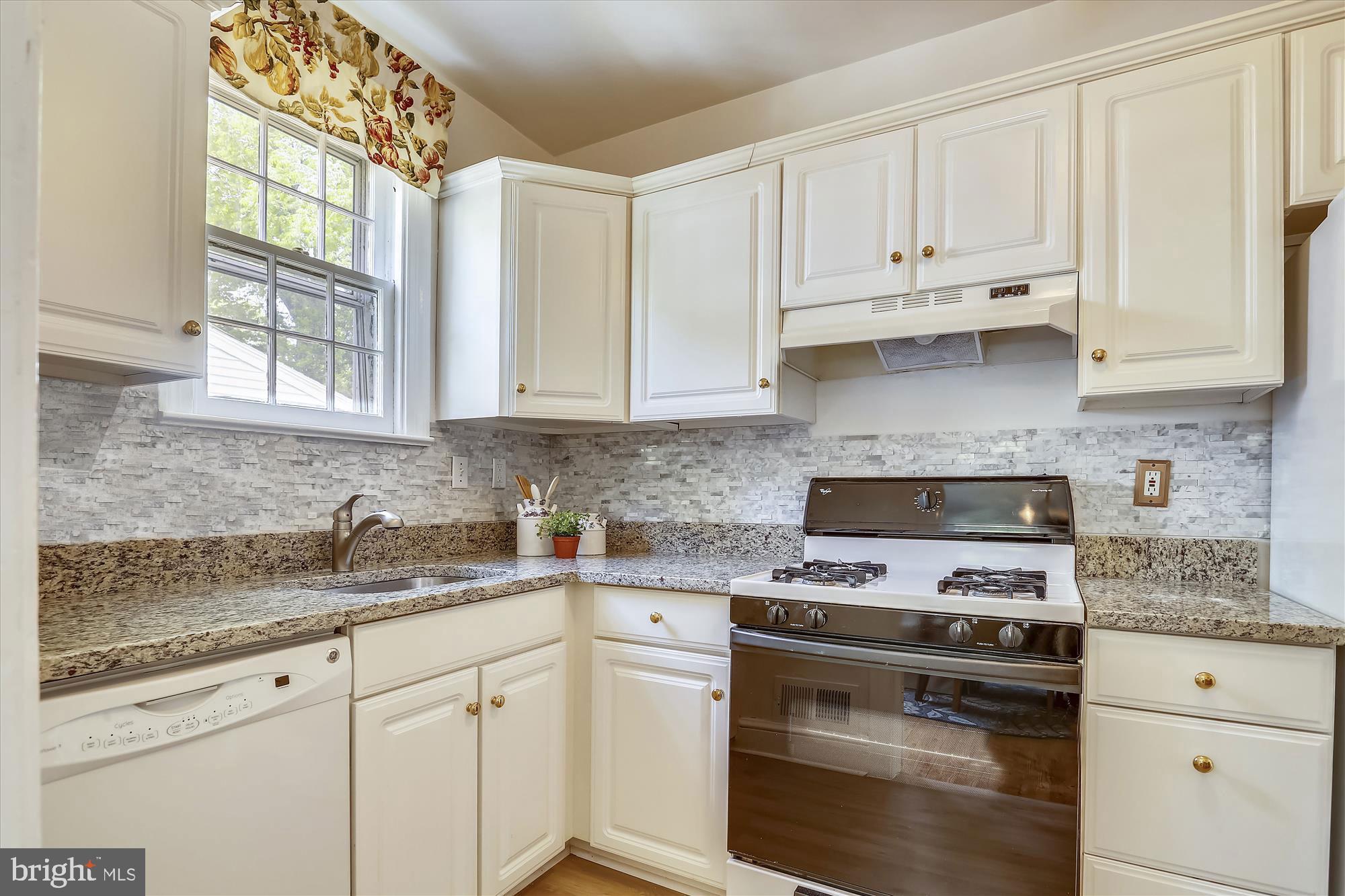 2705 Russell Road Alexandria, VA 22305 - Photo 10 of 45 Gas cooking