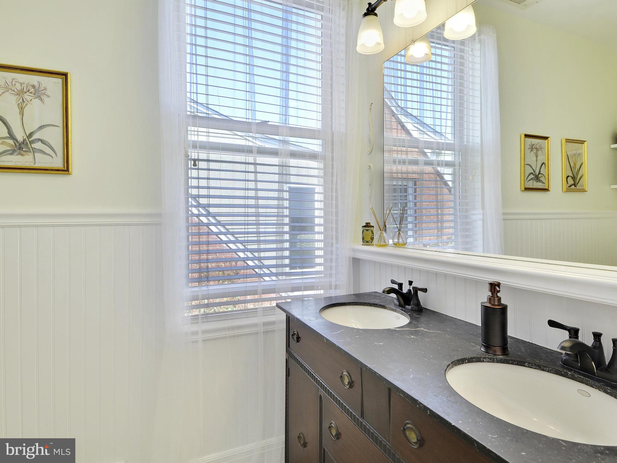 303 Park Road Alexandria, VA 22301 - Photo 14 of 30 Bath (Master)