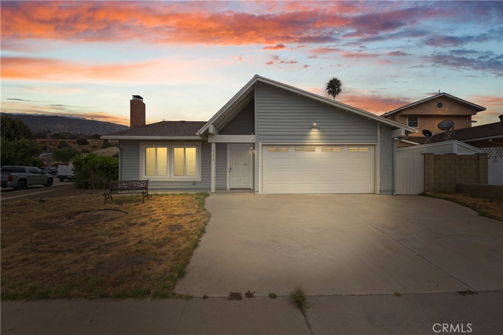 a view of backyard of the house