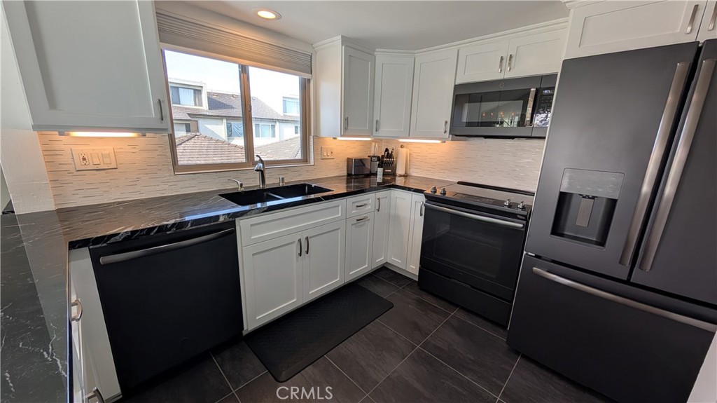 3554 Sunset Lane Oxnard, CA 93035 - Photo 3 of 29 Kitchen