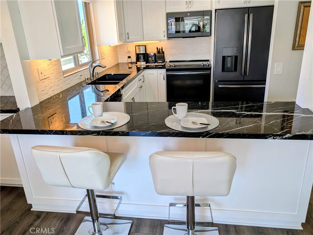 3554 Sunset Lane Oxnard, CA 93035 - Photo 8 of 29 Kitchen